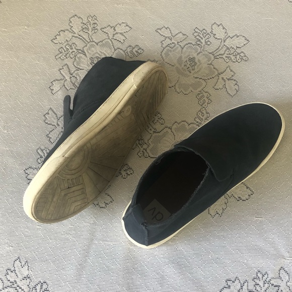 SHOES - Women's Dolce Vita blue suede high-top slip on shoes. Size 8 - Picture 3 of 14